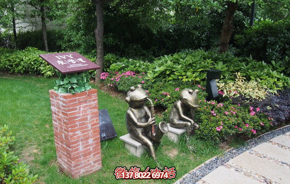 唯美青蛙雕塑，用不銹鋼增添公園景色