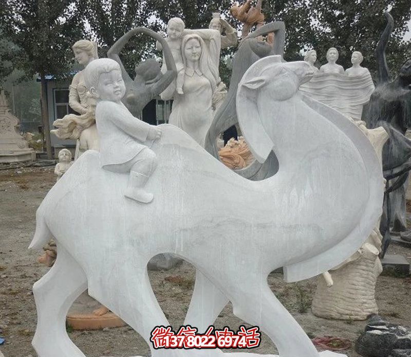 漢白玉駱駝雕塑，點綴公園里的抽象風情