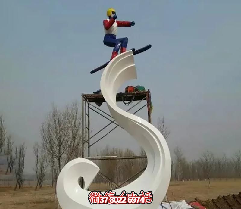 彩繪不銹鋼雕塑，把滑雪運(yùn)動(dòng)主題人物雕刻到廣場上